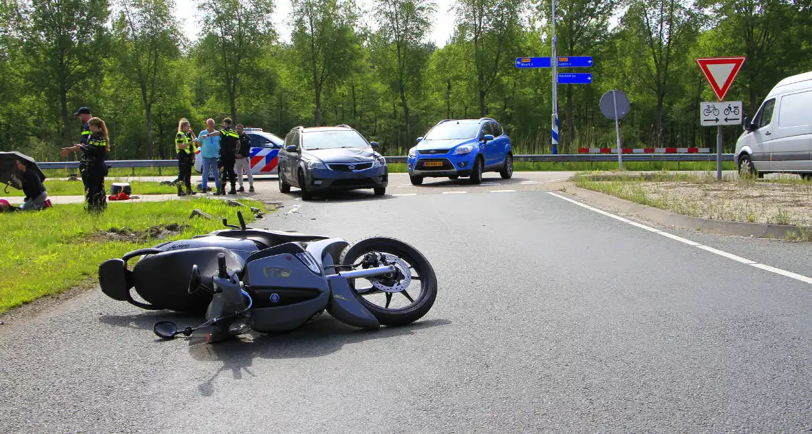 Twee gewonden na botsing met scooter - Foto 10