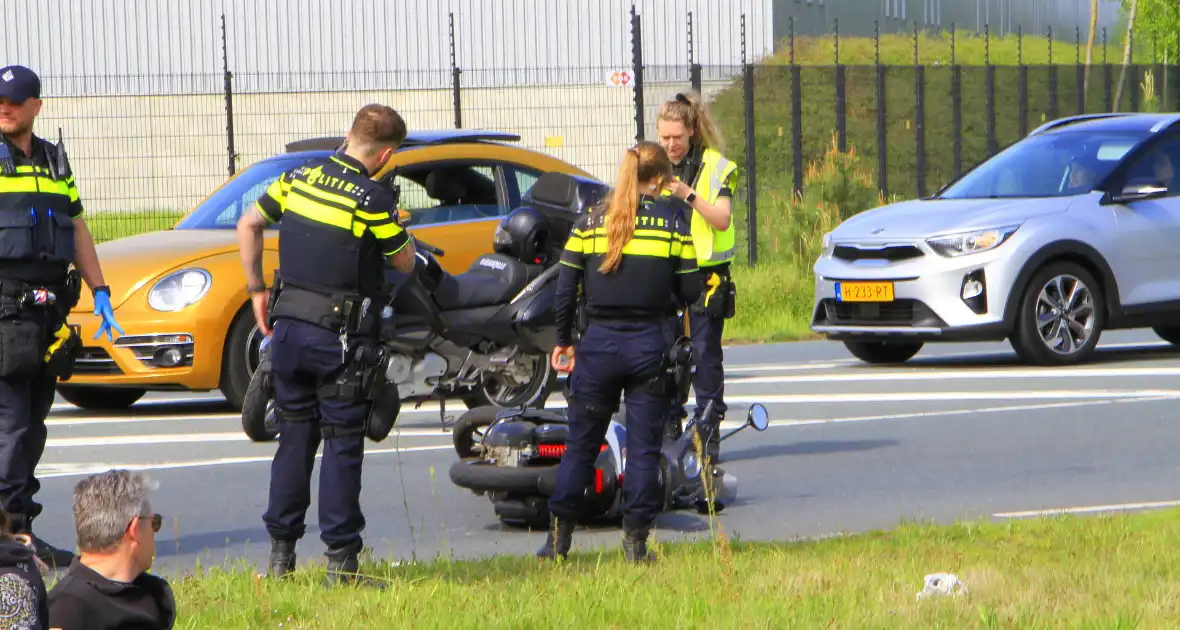 Twee gewonden na botsing met scooter - Foto 4