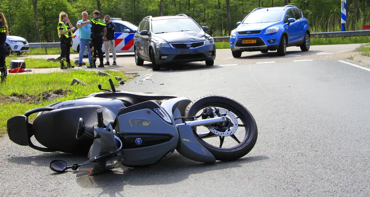 Twee gewonden na botsing met scooter - Foto 7