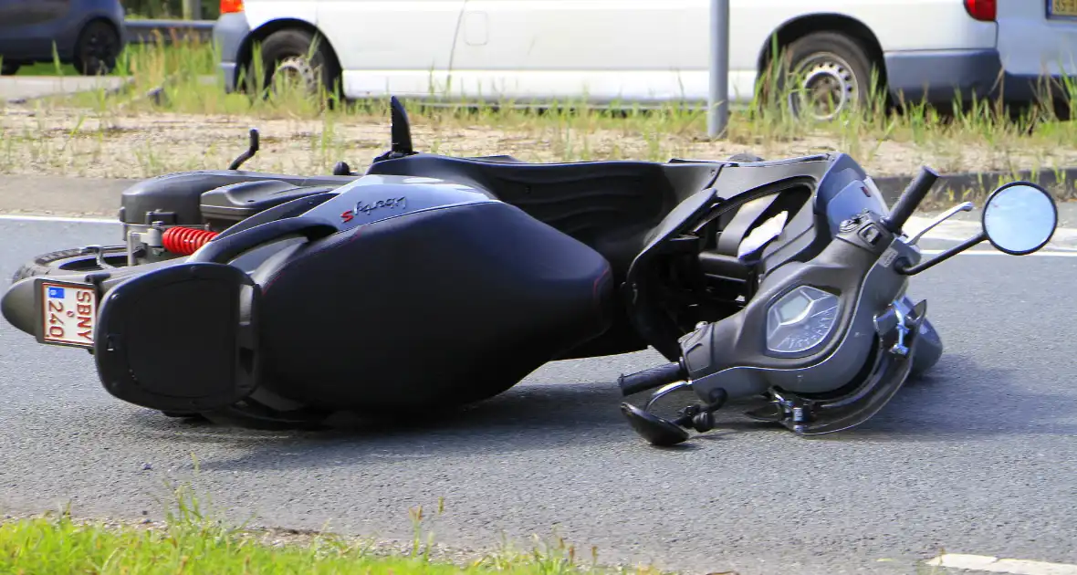 Twee gewonden na botsing met scooter - Foto 9