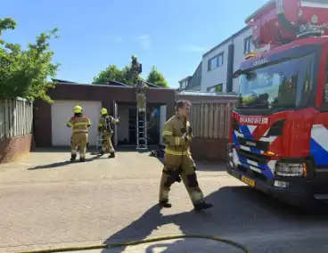 Brandweer bestrijdt brand in zonnepanelen