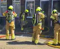 Brandweer slaat raam in wegens brand