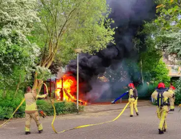 Buurtbewoners proberen brand te blussen