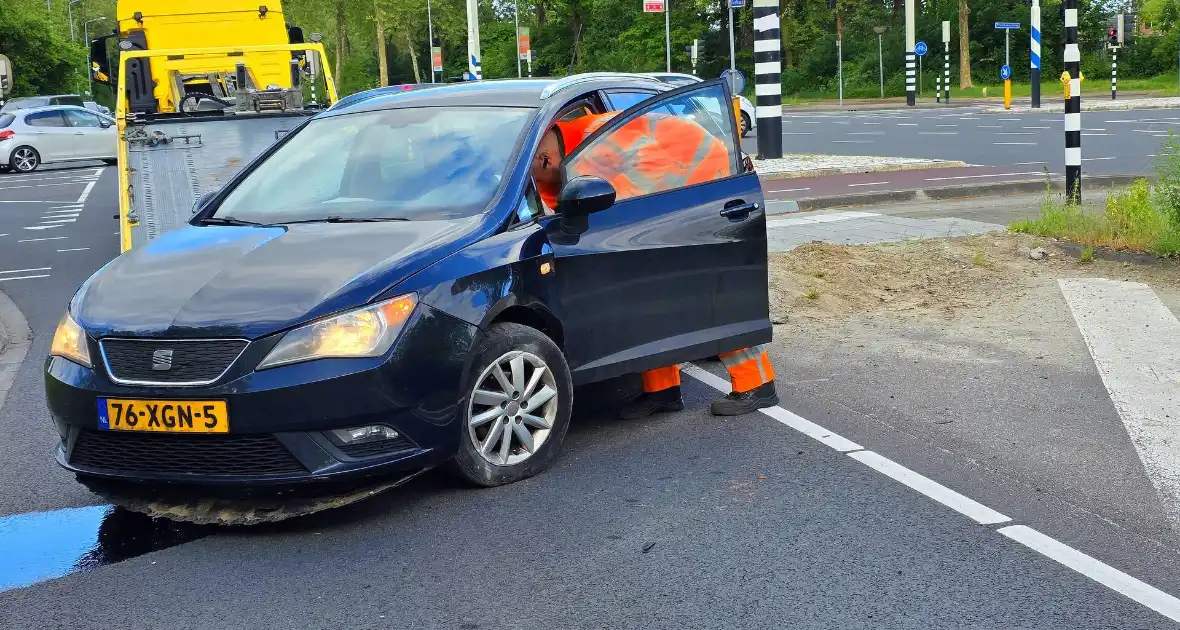 Automobilist neemt bocht te kort en botst