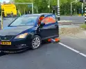 Automobilist neemt bocht te kort en botst