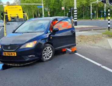 Automobilist neemt bocht te kort en botst