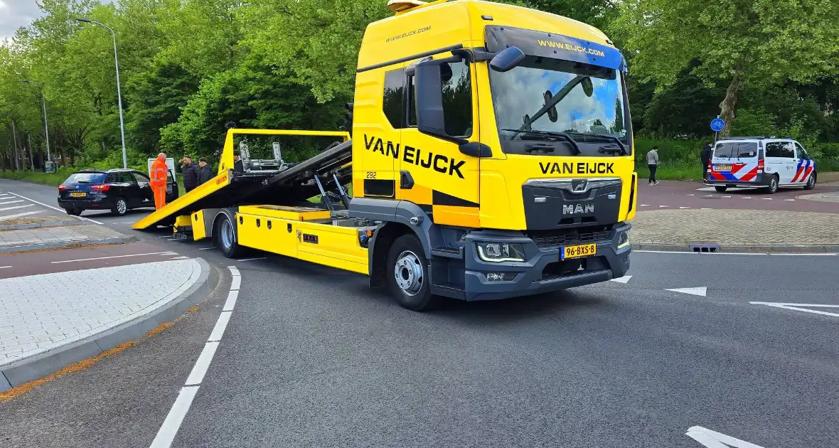Automobilist neemt bocht te kort en botst - Foto 1