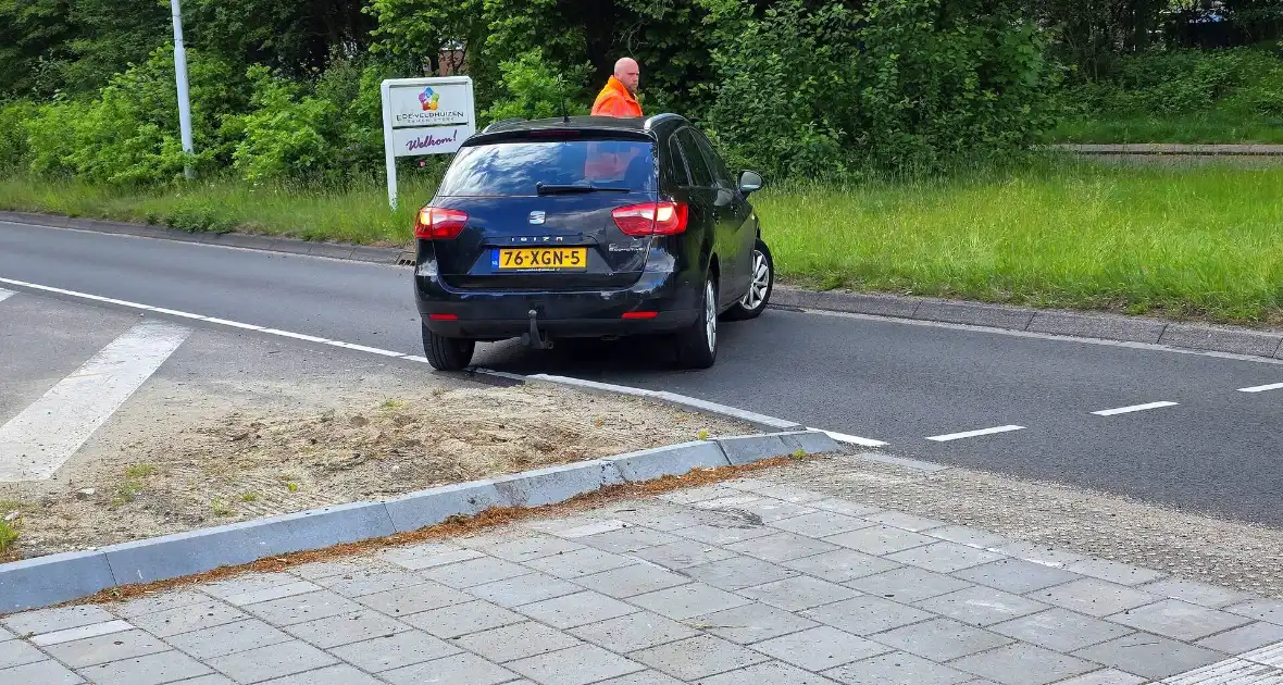 Automobilist neemt bocht te kort en botst - Foto 2