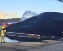 Hoop met korrels gemalen rubber vat vlam
