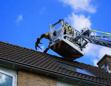 Brandweer haalt kat van nok van dak
