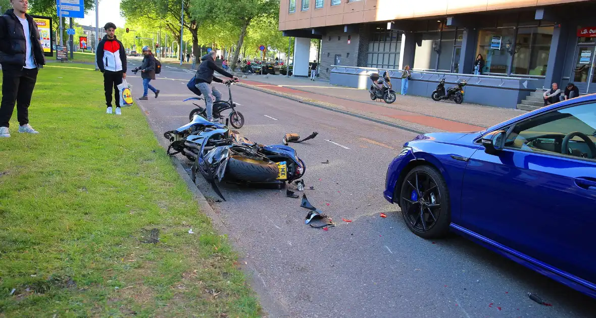Motor en auto fors beschadigd na harde botsing