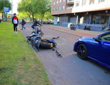 Motor en auto fors beschadigd na harde botsing