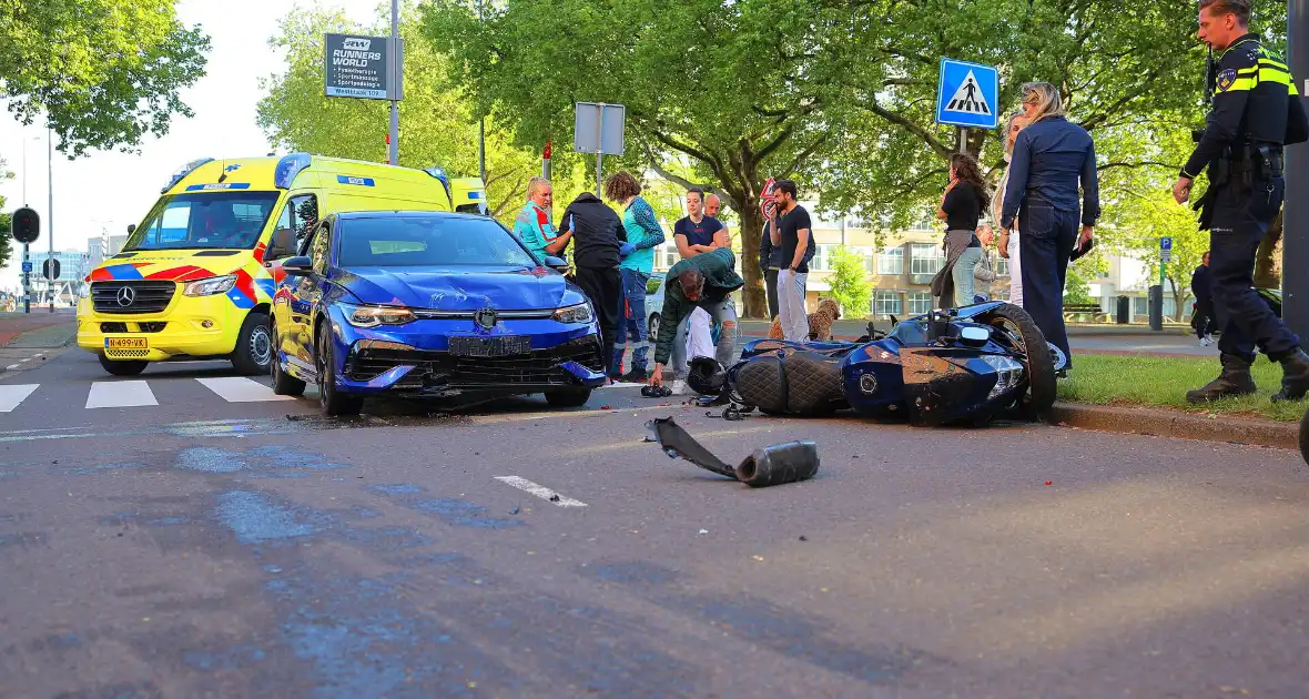 Motor en auto fors beschadigd na harde botsing - Foto 1