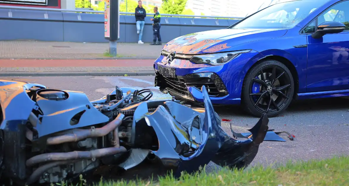 Motor en auto fors beschadigd na harde botsing - Foto 10