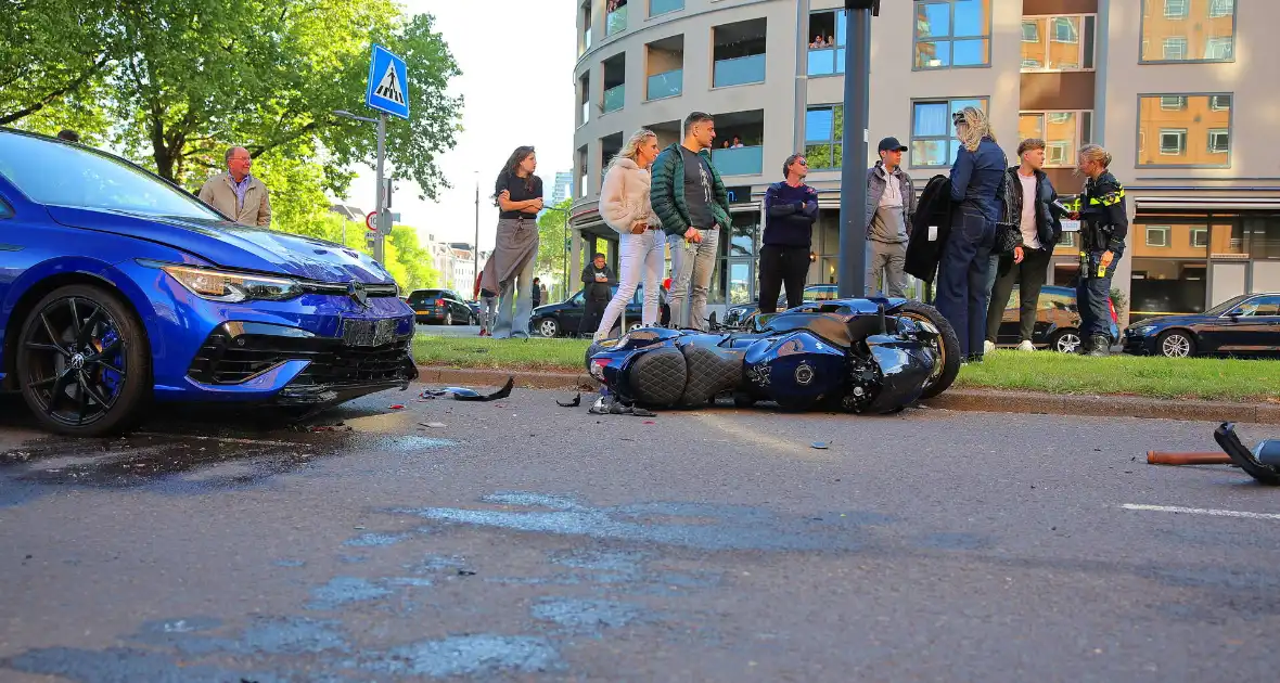 Motor en auto fors beschadigd na harde botsing - Foto 2