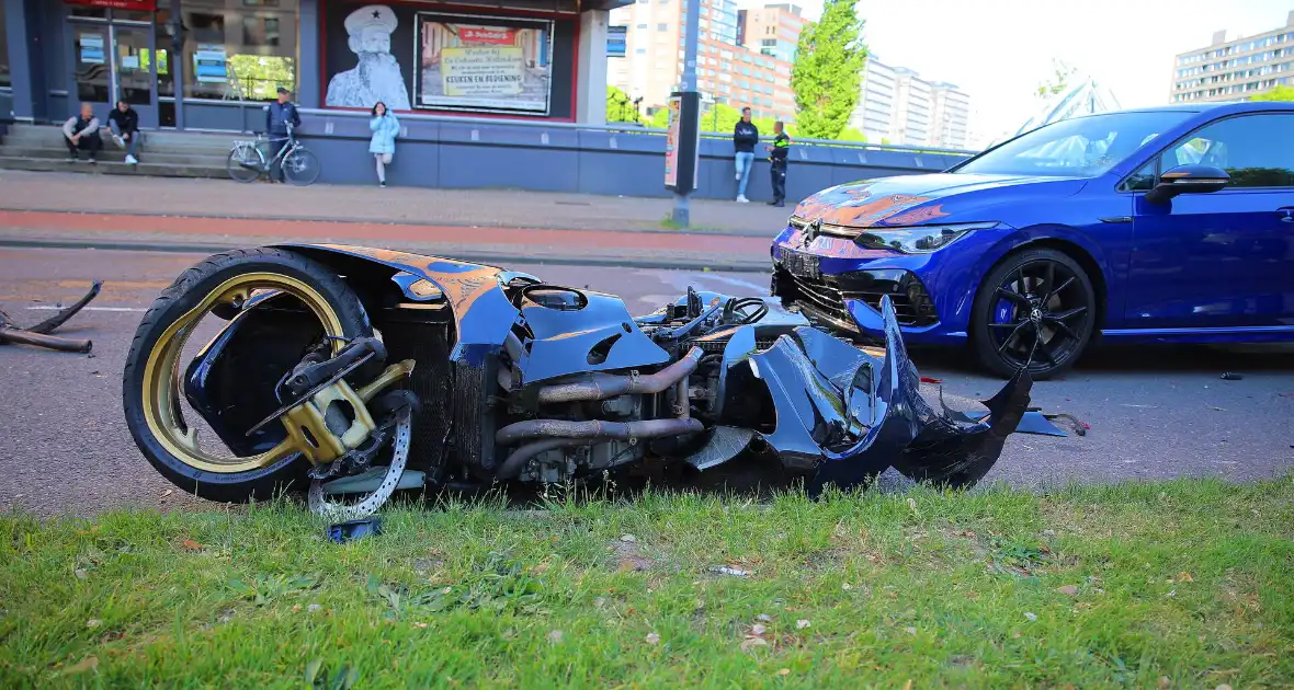 Motor en auto fors beschadigd na harde botsing - Foto 3