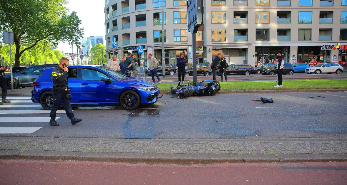 Motor en auto fors beschadigd na harde botsing - Foto 4