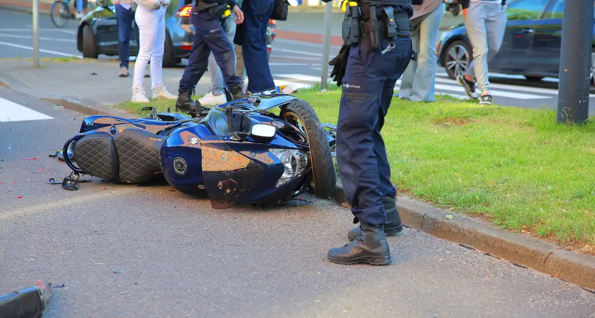 Motor en auto fors beschadigd na harde botsing - Foto 6