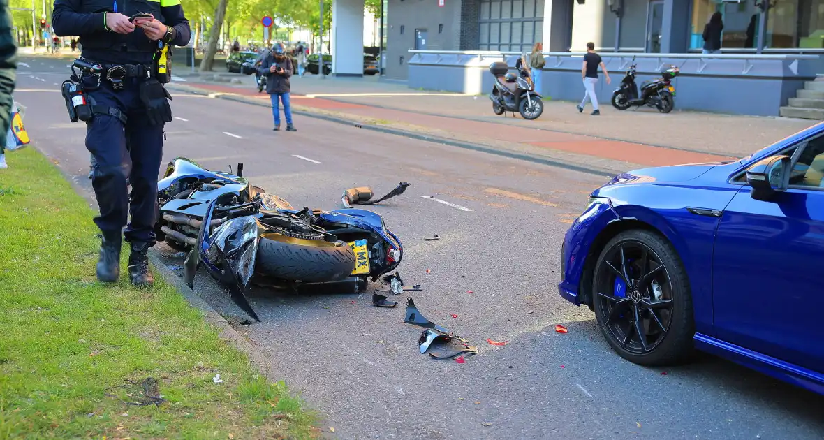 Motor en auto fors beschadigd na harde botsing - Foto 7