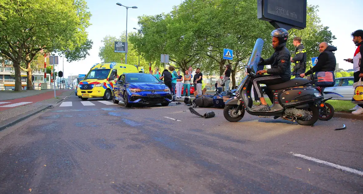 Motor en auto fors beschadigd na harde botsing - Foto 8