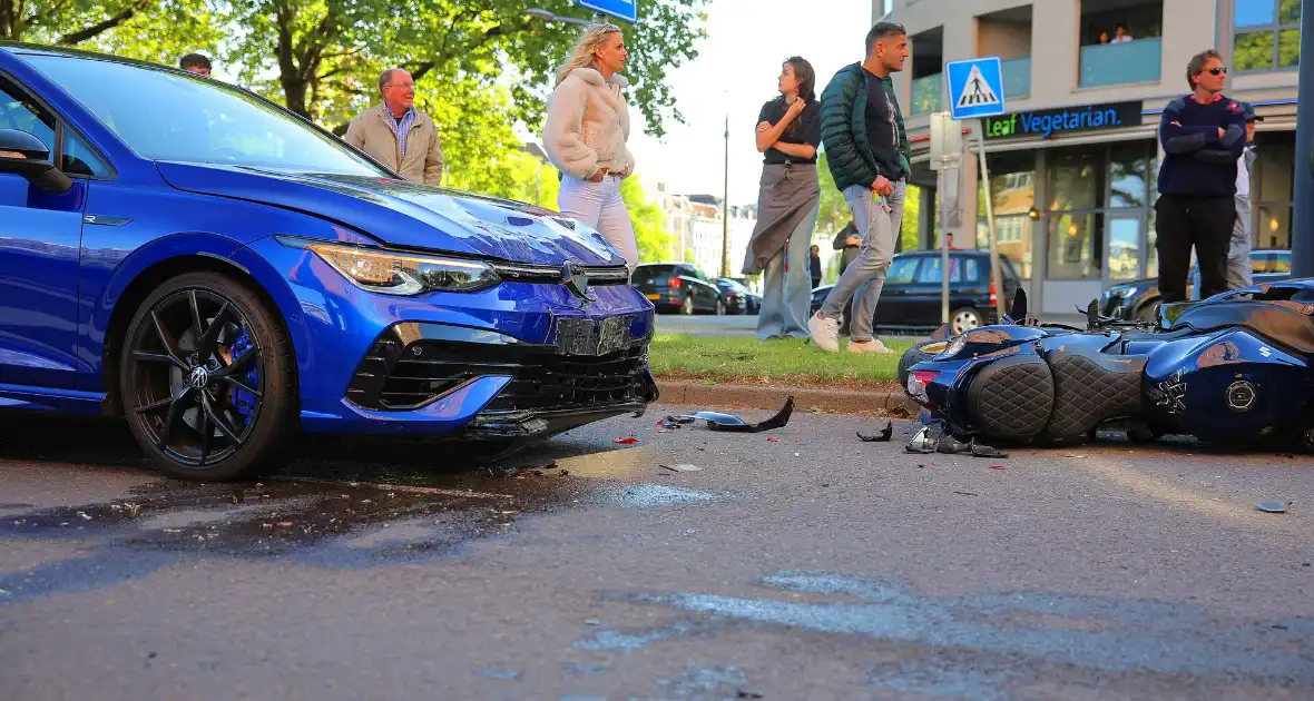 Motor en auto fors beschadigd na harde botsing - Foto 9