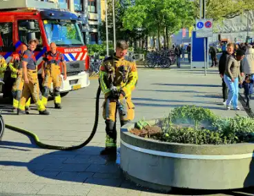 Brandweer ingezet vanwege smeulende bloembak