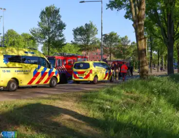 Brandweer redt vrouw uit sloot