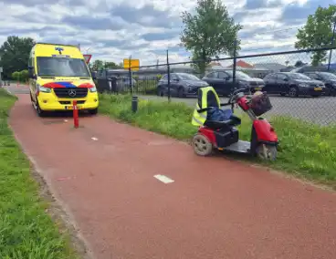 Scootmobiel bestuurder klapt op paal