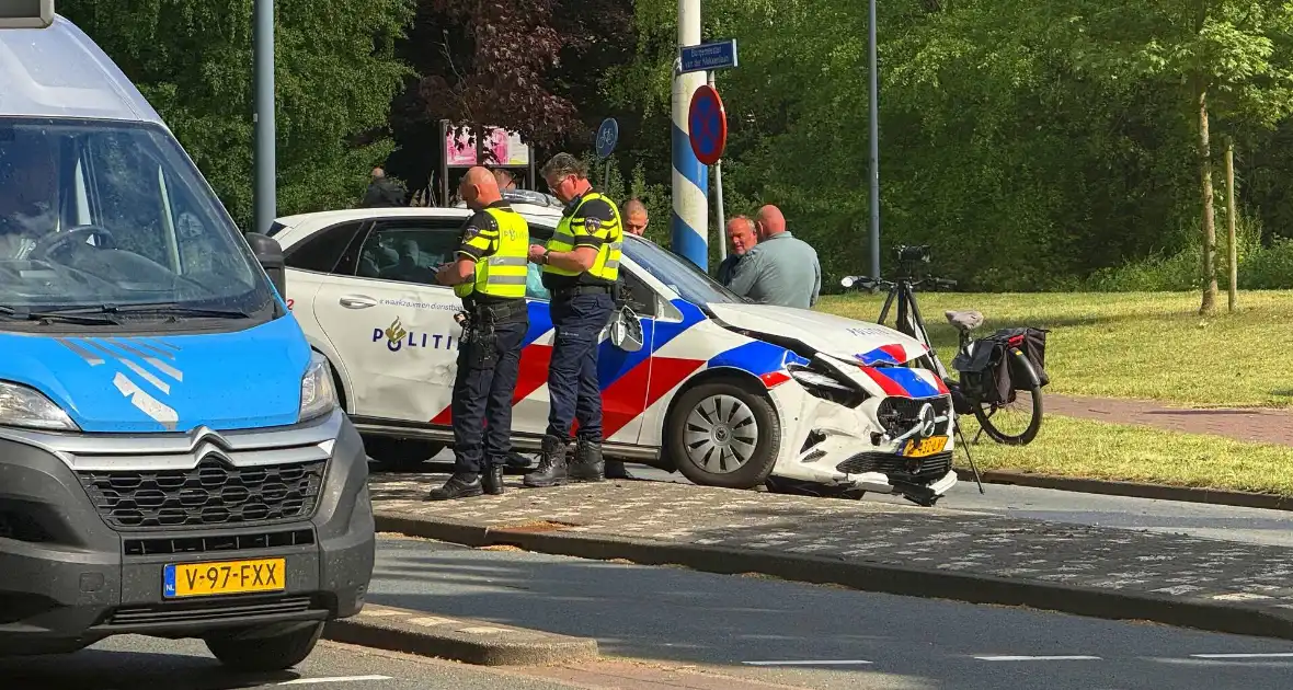 Politie voertuig betrokken bij ongeval met personenauto