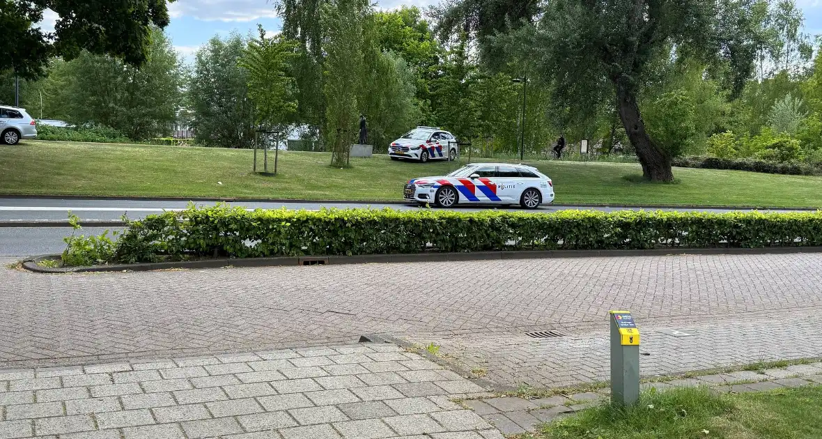 Politie voertuig betrokken bij ongeval met personenauto - Foto 1