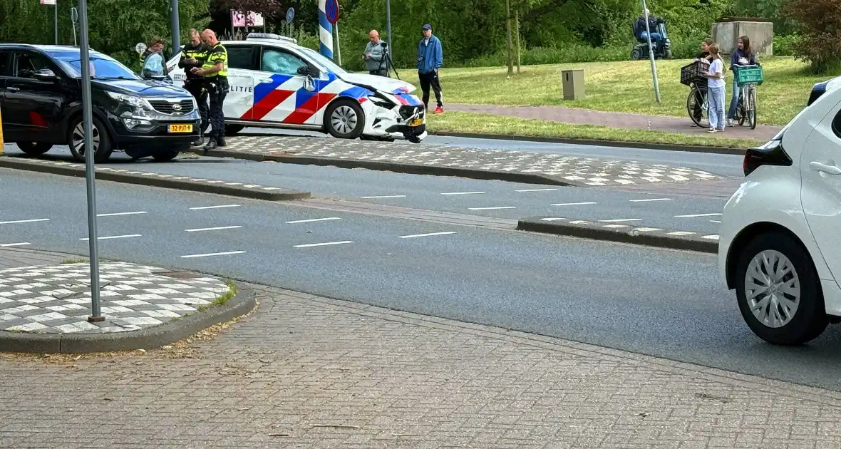 Politie voertuig betrokken bij ongeval met personenauto - Foto 2