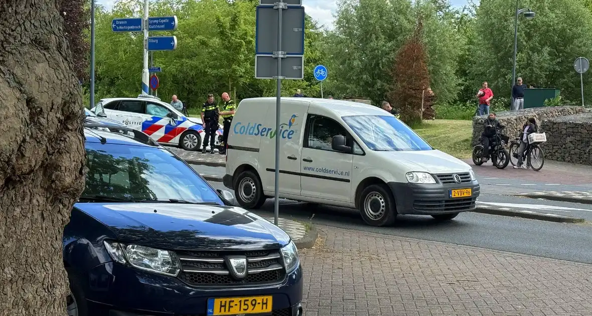 Politie voertuig betrokken bij ongeval met personenauto - Foto 3