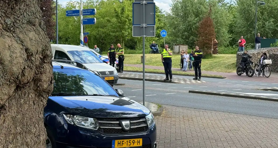 Politie voertuig betrokken bij ongeval met personenauto - Foto 4