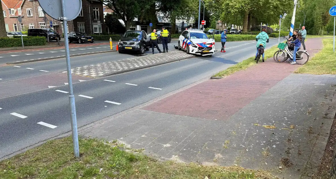 Politie voertuig betrokken bij ongeval met personenauto - Foto 5
