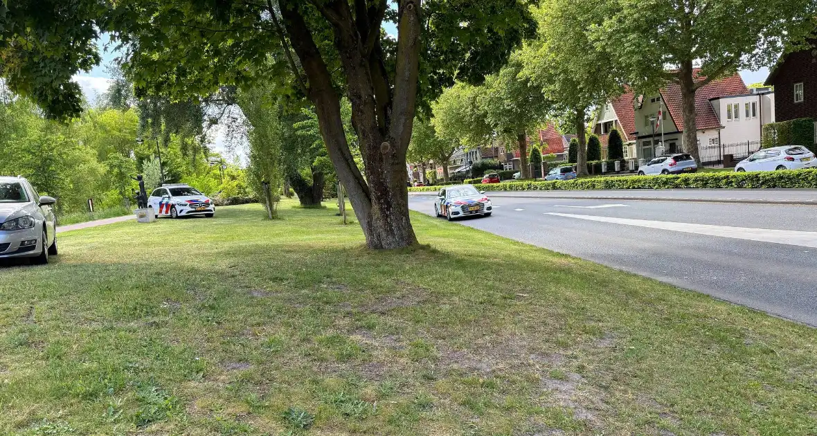 Politie voertuig betrokken bij ongeval met personenauto - Foto 6