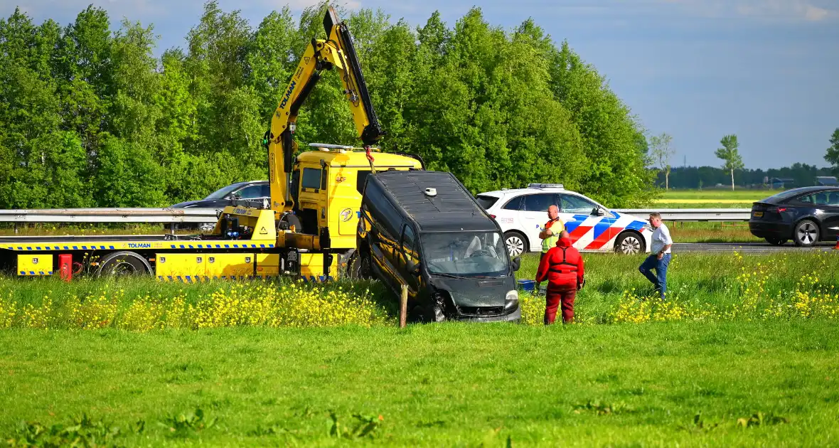 Bestelbus raakt van snelweg en belandt in greppel