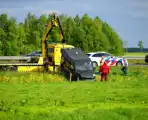 Bestelbus raakt van snelweg en belandt in greppel