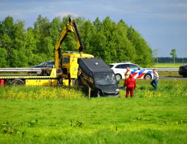 Bestelbus raakt van snelweg en belandt in greppel