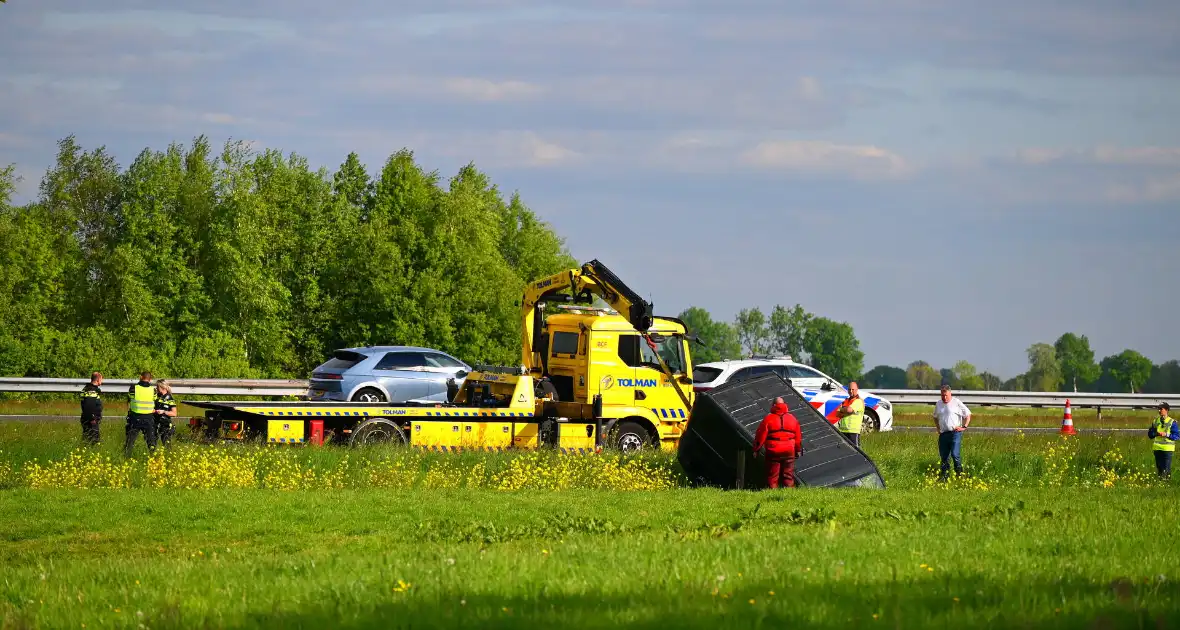 Bestelbus raakt van snelweg en belandt in greppel - Foto 1