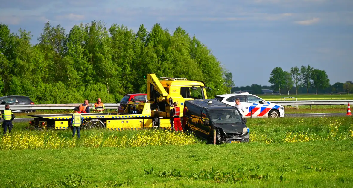 Bestelbus raakt van snelweg en belandt in greppel - Foto 3