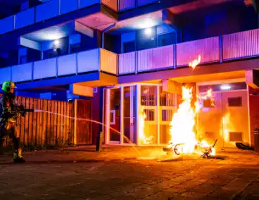 Scooter in brand gestoken achter flat
