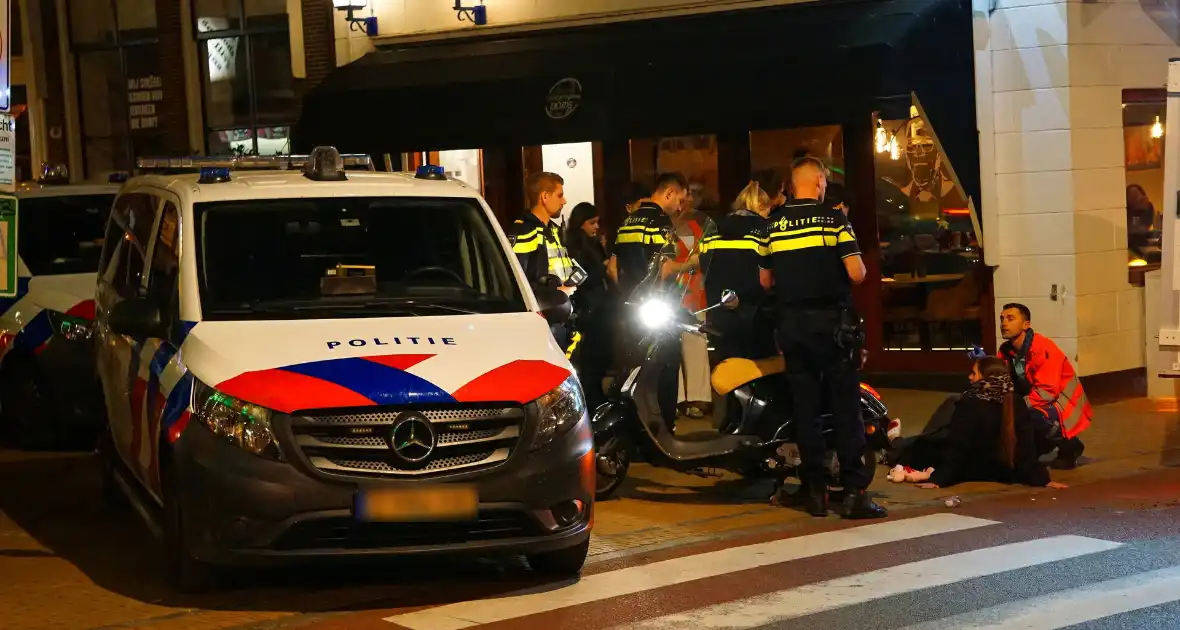 Voetganger aangereden door scooterrijder - Foto 1