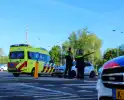Scooter en auto botsen, vrouw gewond