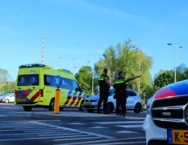 Scooter en auto botsen, vrouw gewond