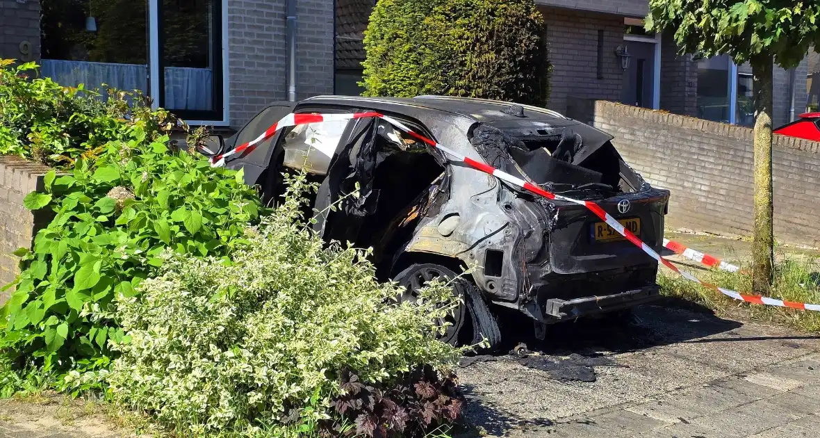 Onderzoek naar vermoedelijke brandstichting bij autobrand - Foto 1