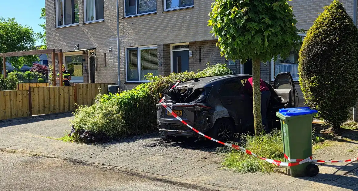 Onderzoek naar vermoedelijke brandstichting bij autobrand - Foto 2