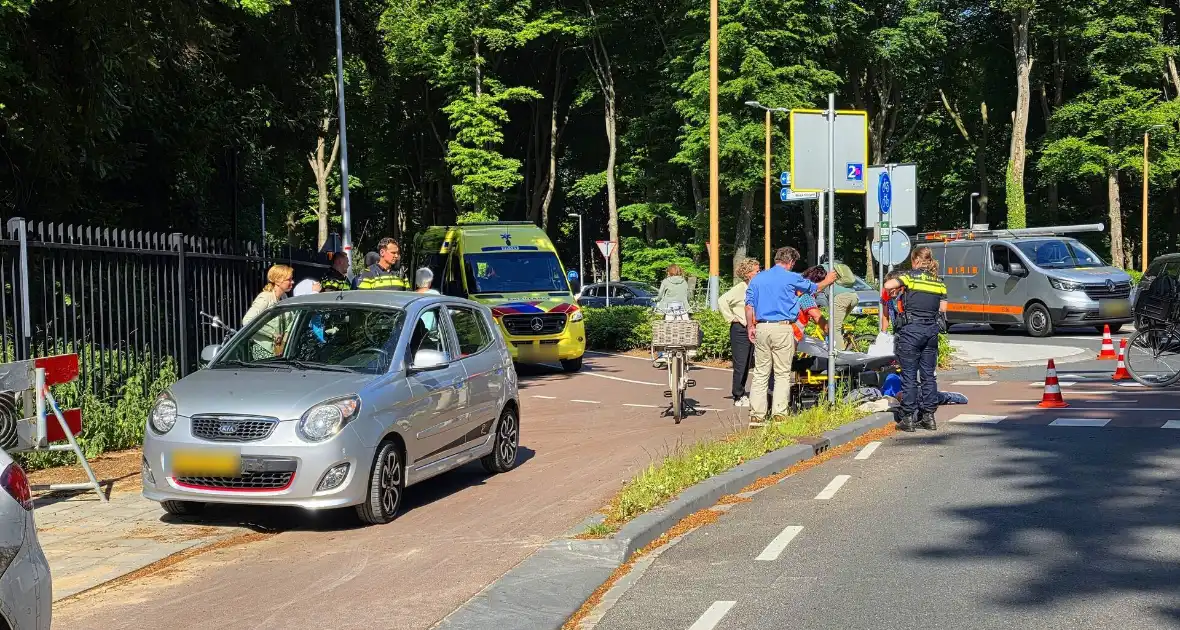 Ongeval tussen auto en fietser op rotonde