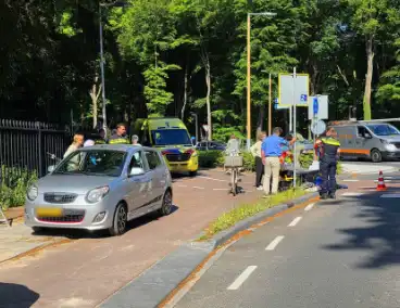 Ongeval tussen auto en fietser op rotonde