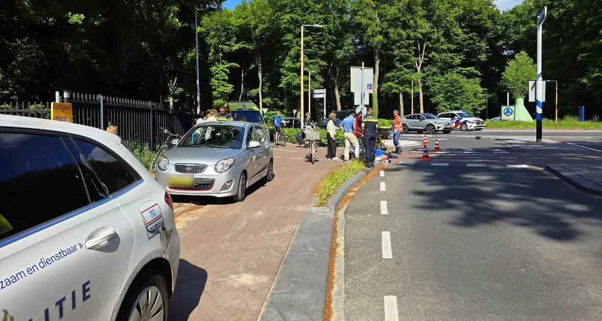 Ongeval tussen auto en fietser op rotonde - Foto 1