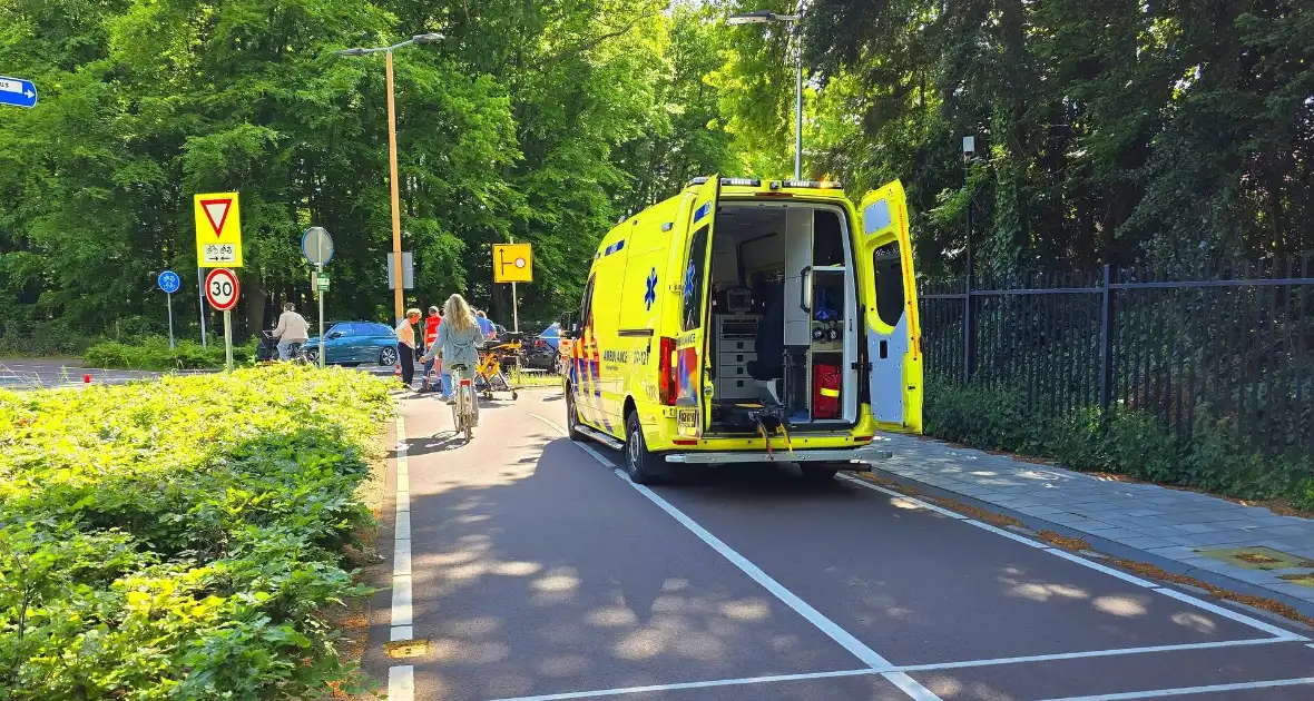 Ongeval tussen auto en fietser op rotonde - Foto 2